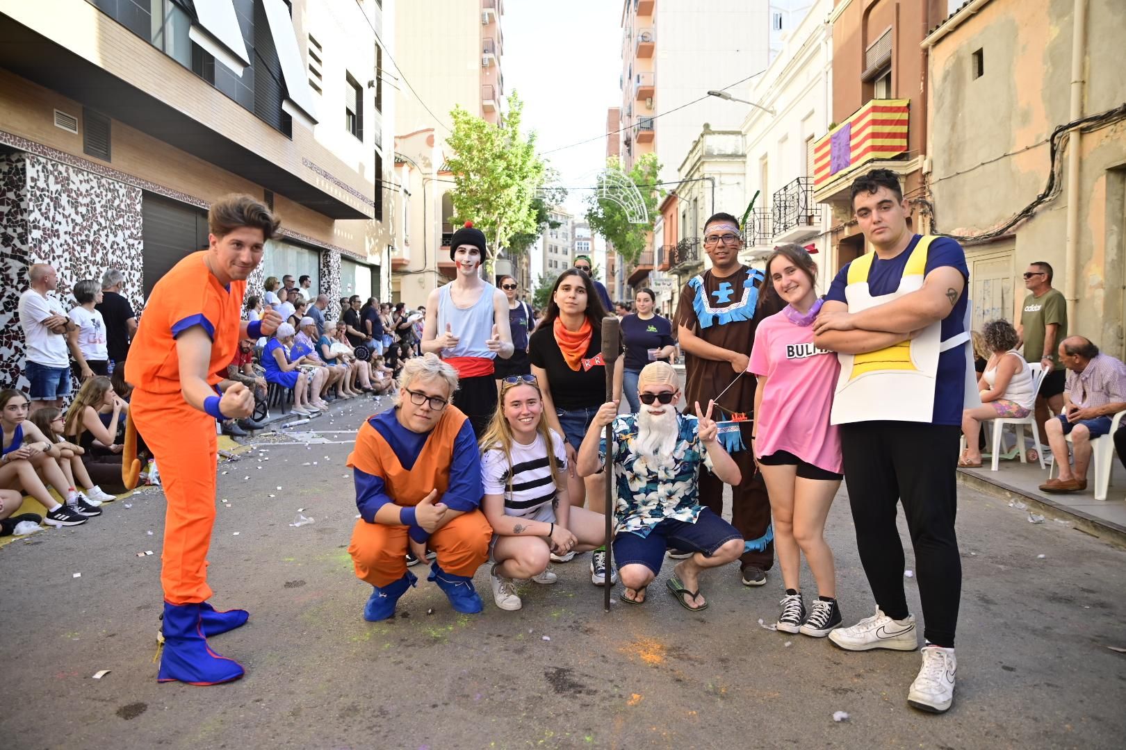 Multitudinario y divertido desfile por la entrada del toro