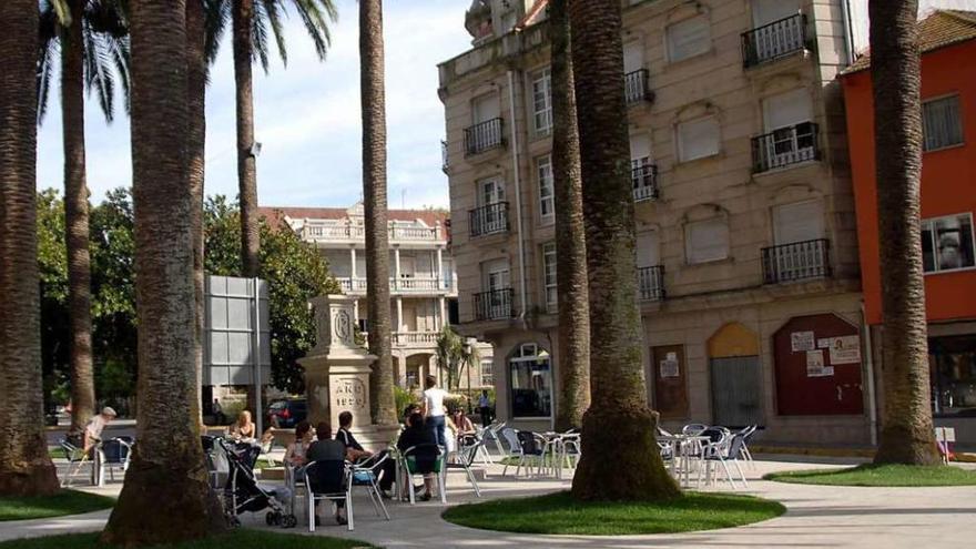 Plaza de As Palmeiras, en pleno casco urbano de Caldas, con 30 ejemplares de palmera. // Noé Parga