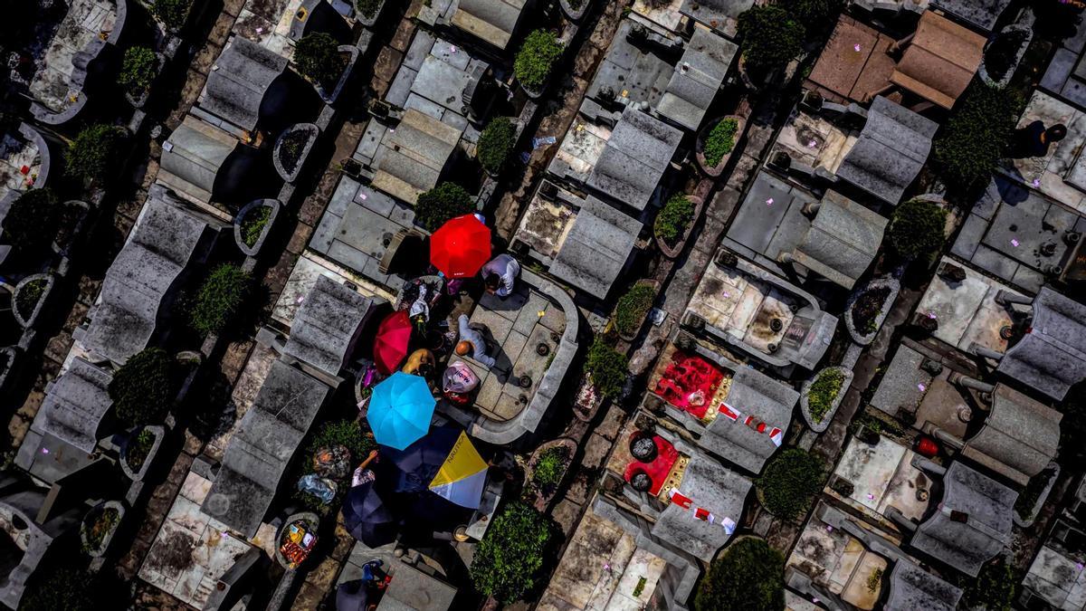 Una fotografía realizada con un dron muestra un cementerio de Cantón durante la celebración del Festival del Quinming, este viernes, en China. En esta festividad anual los familiares visitan y limpian las tumbas de sus seres fallecidos en una atmósfera feliz en la que incluso comen, hacen ejercicio o bailan.