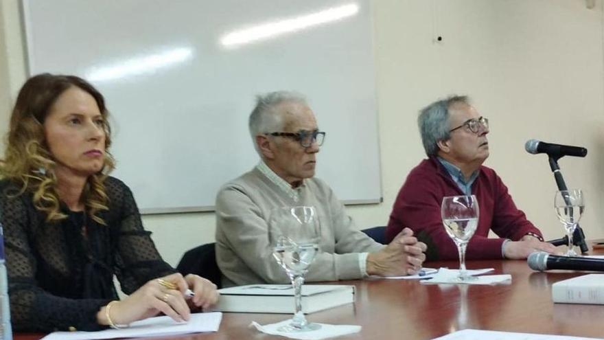 Por la izquierda, Isabel Rivera, presidenta de Cauce; Pedro de Silva y Óscar Buznego, ayer, en la Casa de la Buelga. | M. Á. G