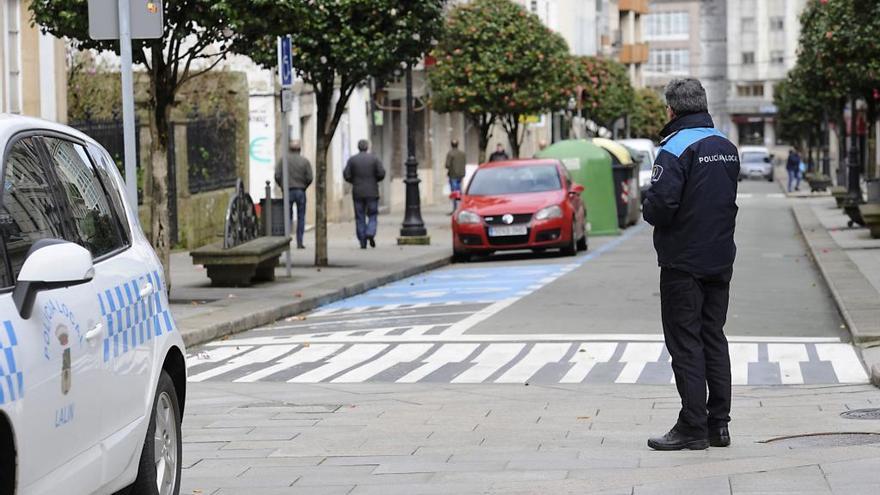 Agentes de la Policía Local de Lalín controlan el movimiento de personas.