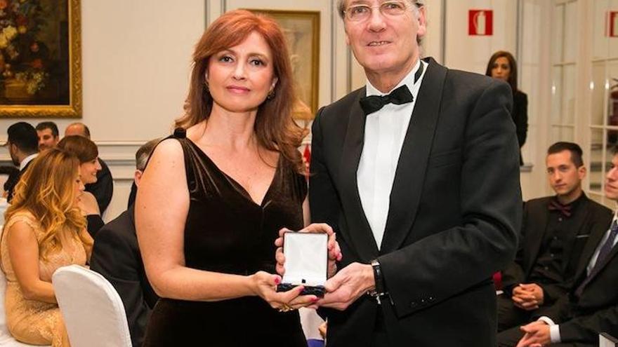 Medalla a la excelencia a la abogada López Marfil