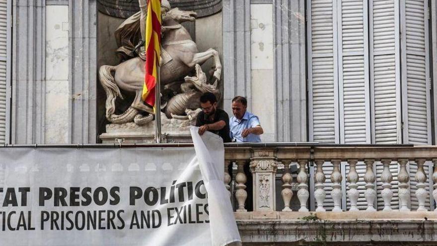Retirada la pancarta de los políticos presos del balcón del Palau de la Generalitat