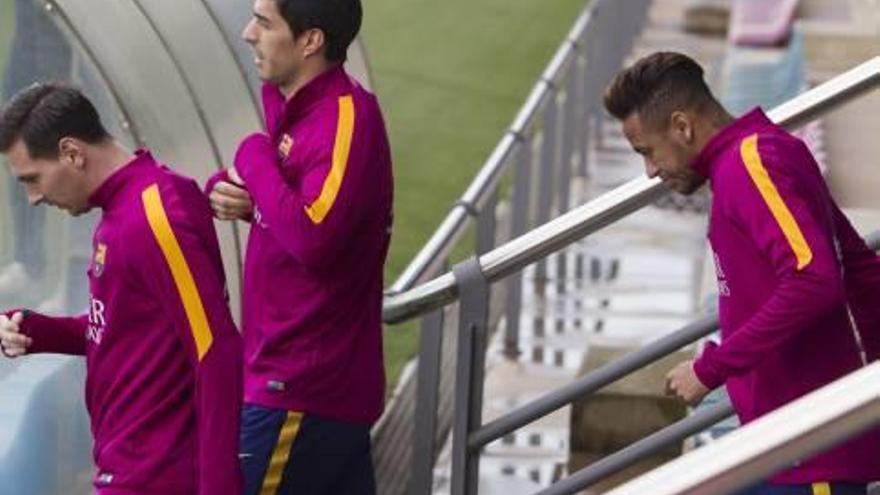 Cristiano y su compañero James Rodríguez durante el entrenamiento de ayer. Messi, el uruguayo Luís Suarez y el brasileño Neymar durante la sesión de trabajo.