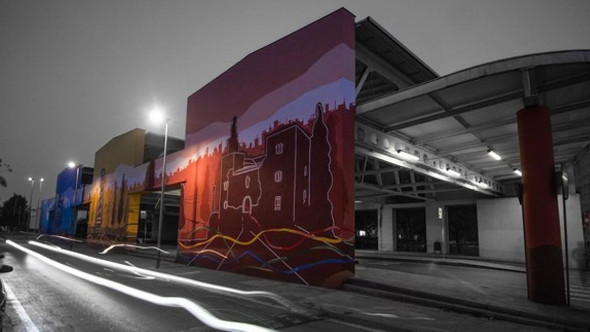 Imagen del mural en una de las paredes de la estación de autobuses de Cornellà.