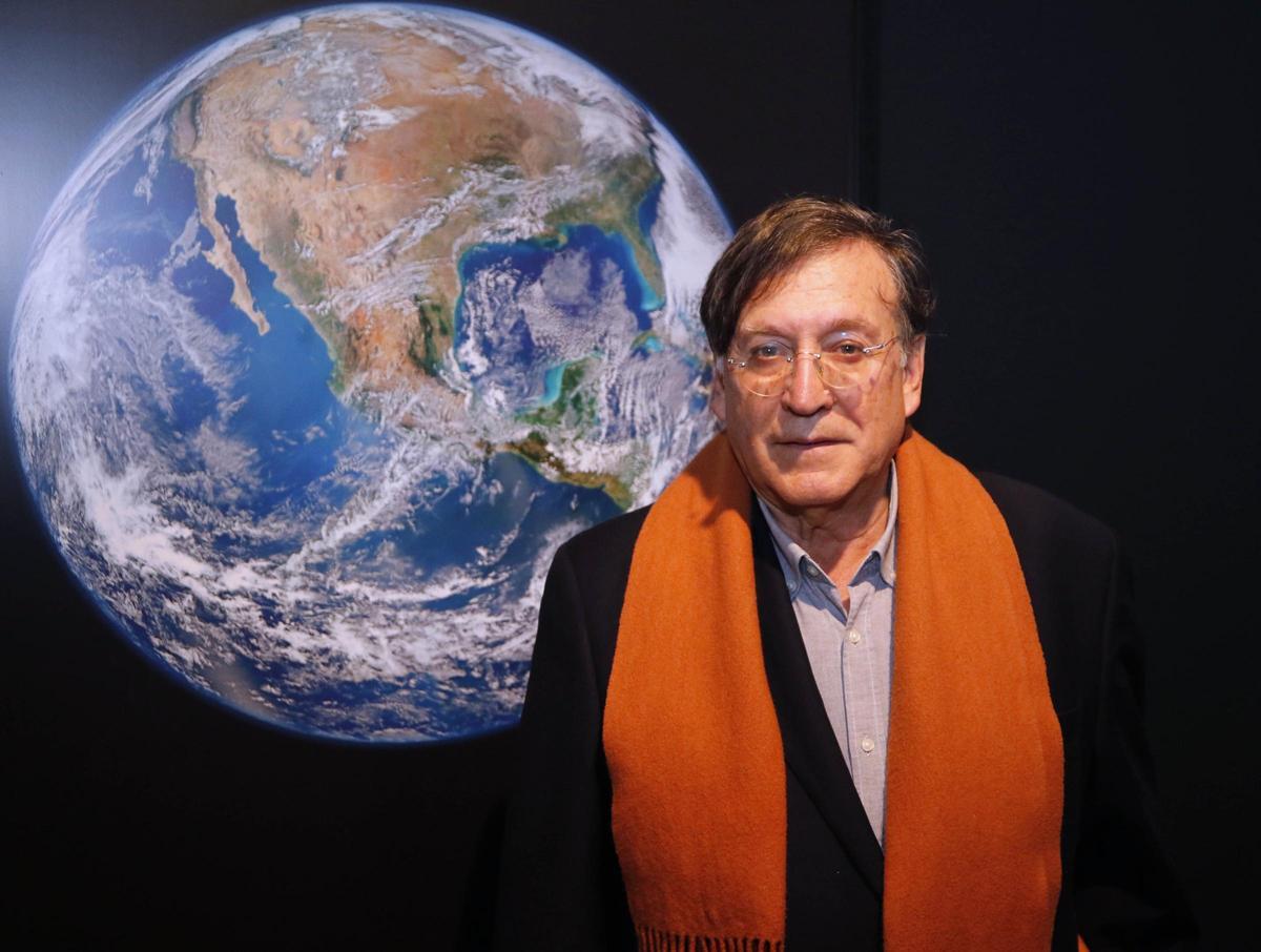 Joaquín Araújo, durante la presentación en Vigo de la exposición &quot;Nuestro Planeta&quot;, basada en la exitosa serie documental del mismo nombre.