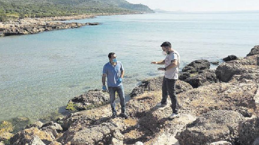 El alcalde de Peñíscola, Andrés Martínez, en una de las zonas del litoral de la Serra d’Irta afectadas por el plan.