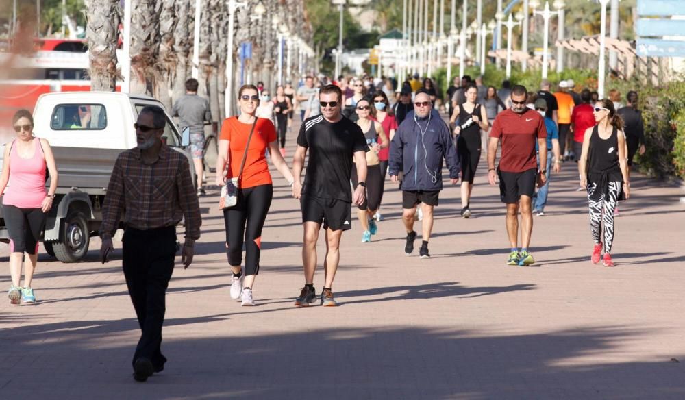 Cientos de deportistas toman las calles desde primera hora de la mañana en el primer día en el que se permite la actividad física de forma individual.