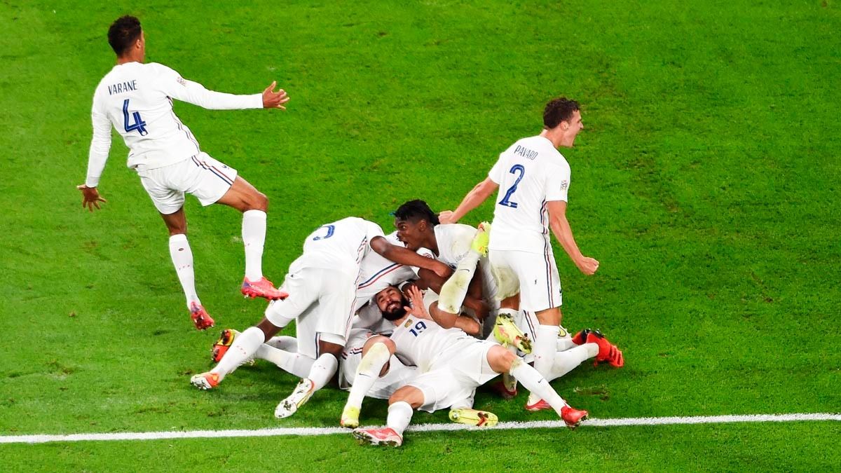Los jugadores de Francia celebran el tanto del triunfo marcado por Theo.