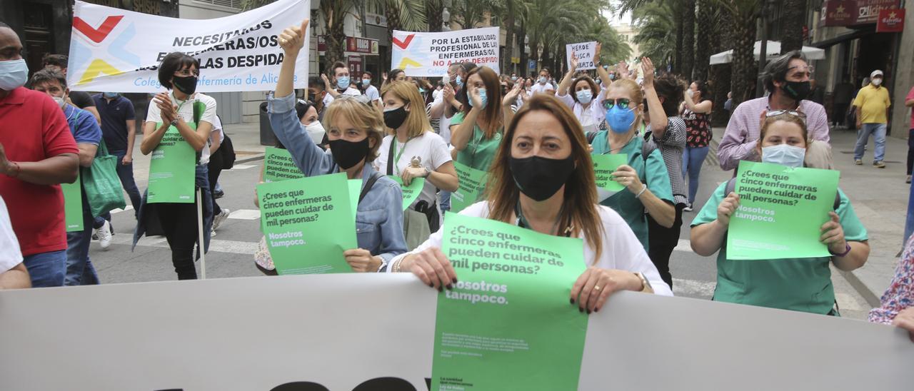 Protesta de enfermeros por el despido de los refuerzos contra el covid