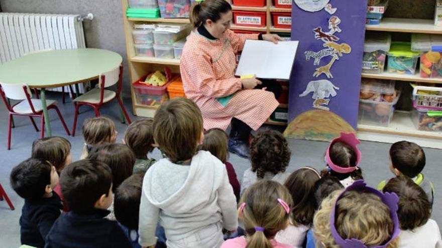 Varios alumnos de Infantil reciben clase en su centro.