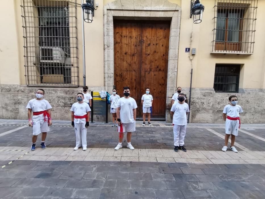 Las fallas infantiles recuperan la pilota valenciana en la calle del ayuntamiento