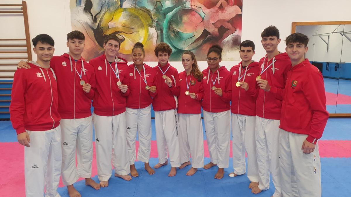 La expedición balear en el Open Internacional de taekwondo celebrado en tierras gallegas.