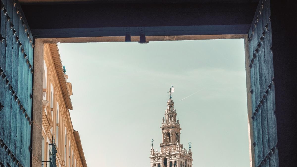 Vista de la Giralda desde el interior del Real Alcázar.