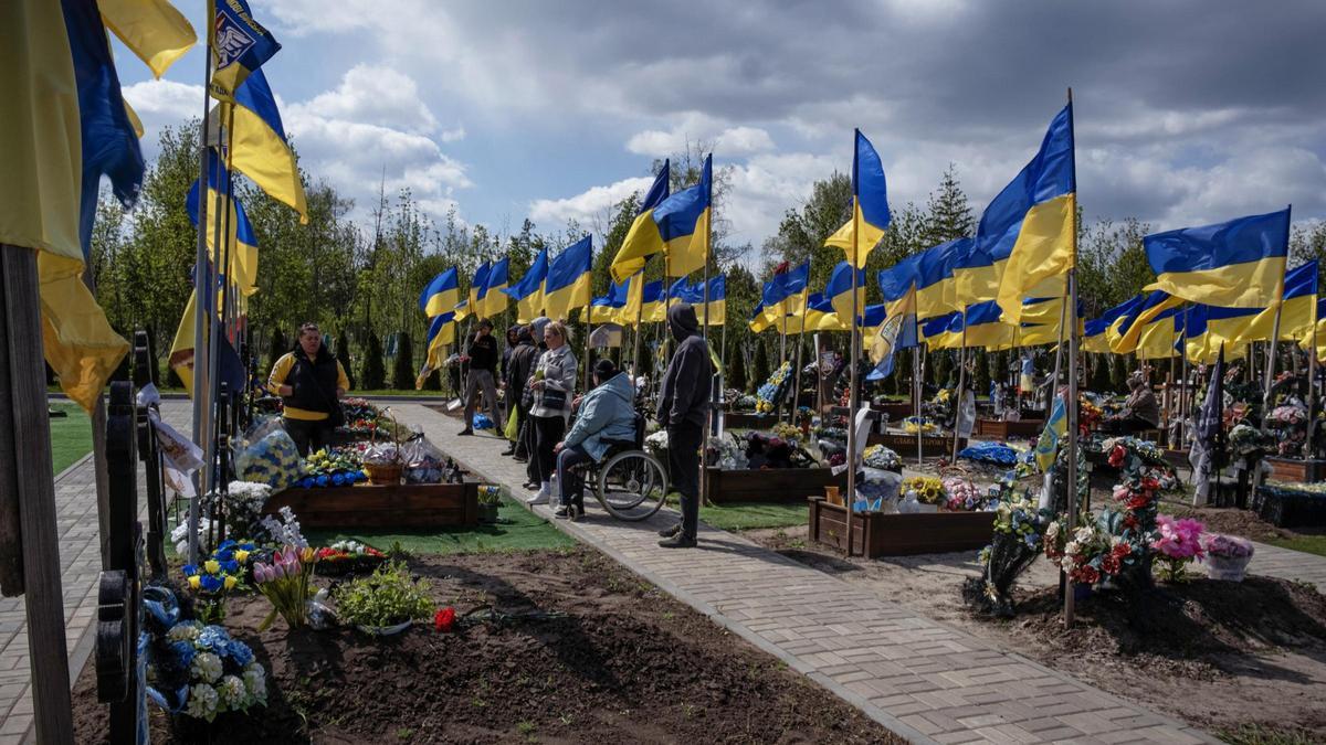 Varias personas en un cementerio de Kramatorsk, en Donetsk (Ucrania), este domingo.