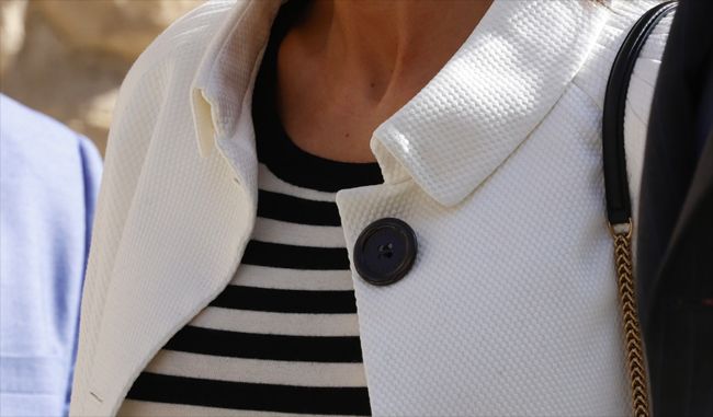 Se puede apreciar el logo de Burberry en los botones del diseño