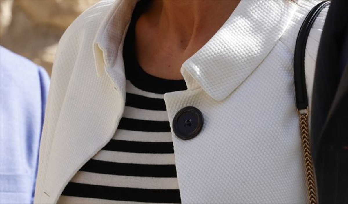 Se puede apreciar el logo de Burberry en los botones del diseño