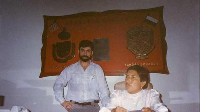Plácido del Río con la alcaldesa de Zamora de Ecuador en 1994 y de fondo los escudos de las dos ciudades.