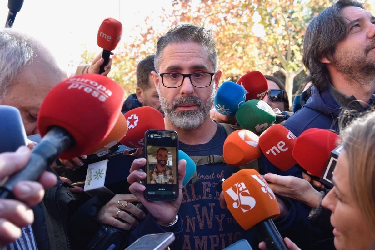 Javier muestra una foto de su cuñado, Agustín Fadón, que viajaba en el Alvia.