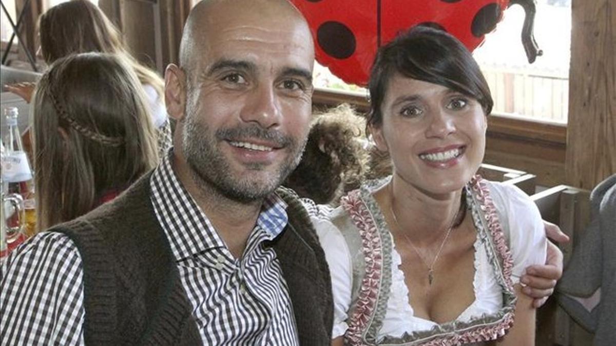 Pep Guardiola junto a su esposa, Cristina, durante la celebración de la Oktober Fest en Múnich