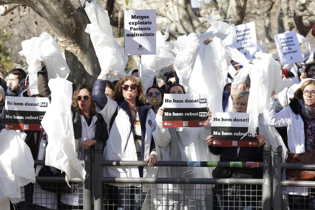 Multitudinaria manifiestación de médicos en el 2º dia de huelga