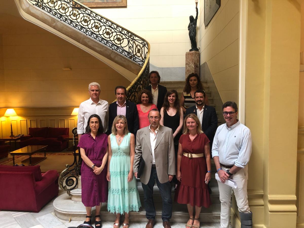 Representantes de todos los partidos, esta mañana, junto al presidente del Consejo Asesor de Derecho Civil en Baleares.