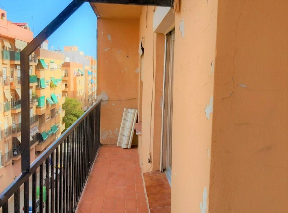 Piso a la venta en la calle Juan Pinyol por 70.000€