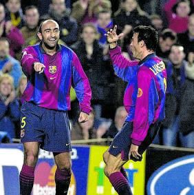 Abelardo y Luis Enrique celebran un gol con el Barça. | R. S. G.