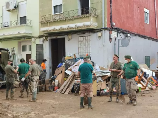 "Boinas verdes" veteranos en la "guerra" contra el lodo en Valencia