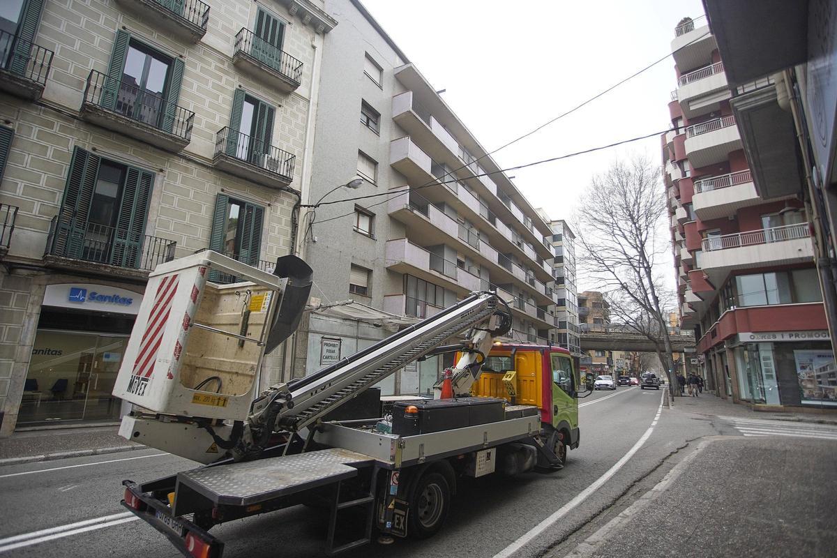 Les fotos dels operaris treballant per tornar la llum a la ronda Ferran Puig i el carrer Sèquia