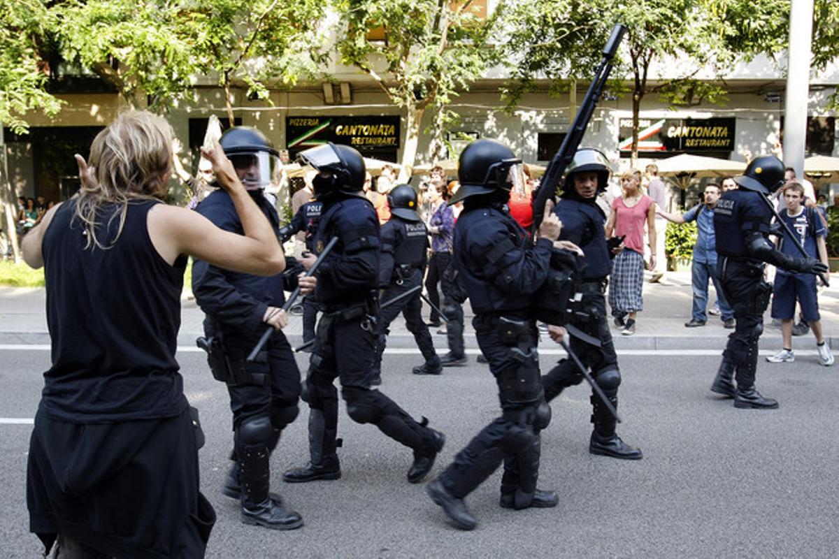 Els mossos intervenen contra els indignats que volen frenar el debat sobre les retallades al Parlament, el juny del 2011.