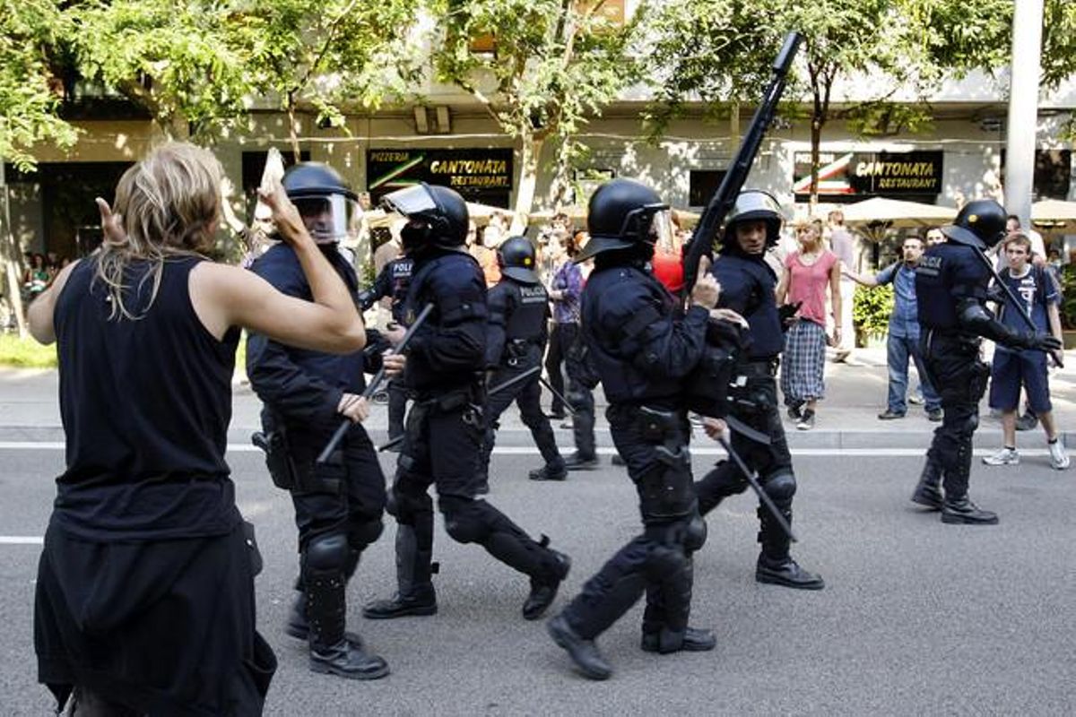 Els mossos intervenen contra els indignats que volen frenar el debat sobre les retallades al Parlament, el juny del 2011. Els mossos intervenen contra els indignats que volen frenar el debat sobre les retallades al Parlament, el juny del 2011.