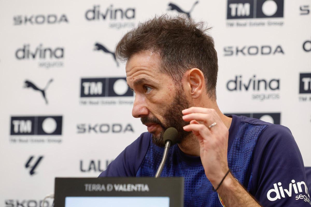 Carlos Corberán, en la sala de prensa de la Ciutat Esportiva de Paterna