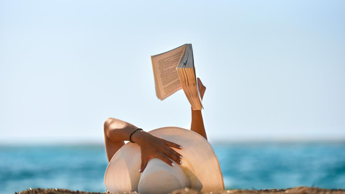 Viajes y letras (IX): los 3 libros que tienes que leer este verano 2025 para viajar por el mundo (y por tu mente)