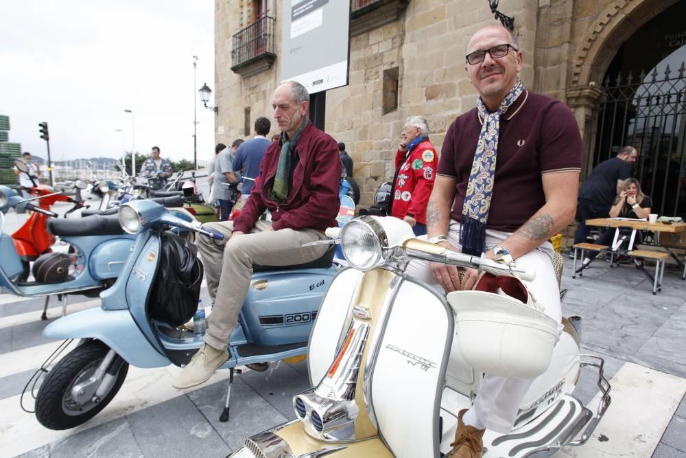 Concentración de Vespas y Lambretas en el Euroyeyé de Gijón