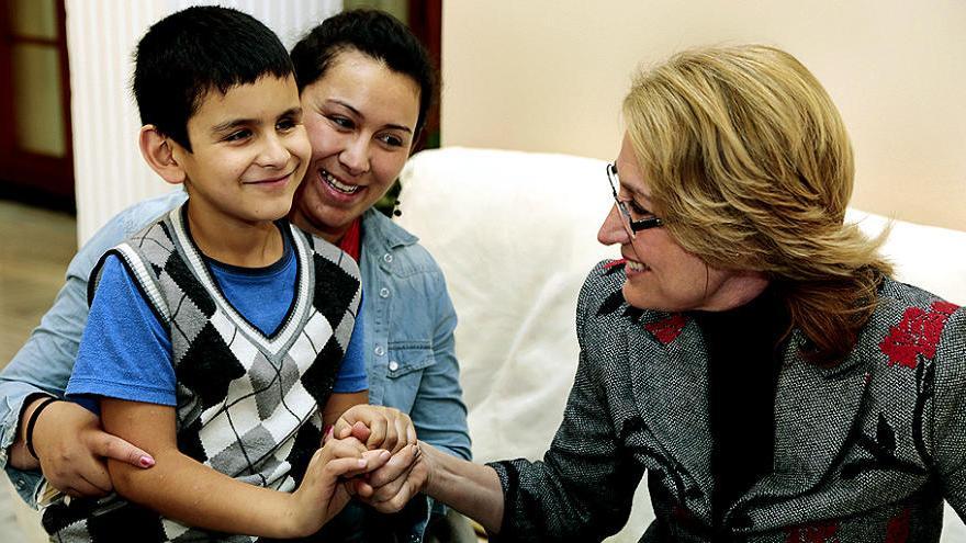 Ezequiel con su madre y la alcaldesa de Benalmádena.