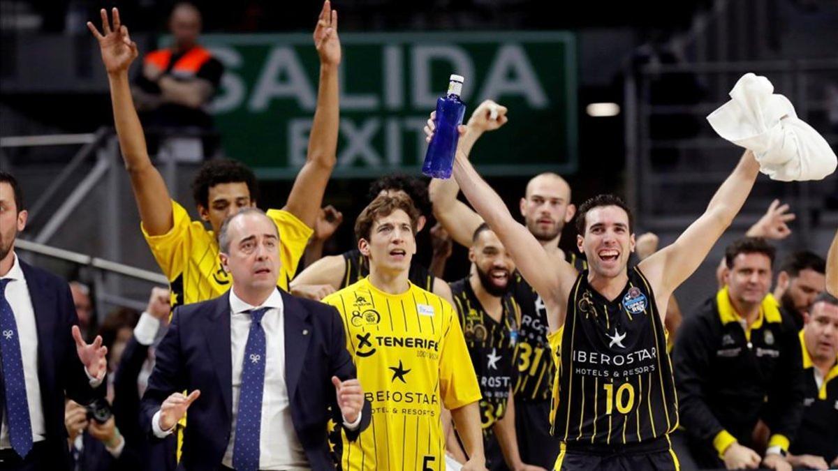 Txus Vidorreta y sus jugadores celebran la victoria ante Unicaja