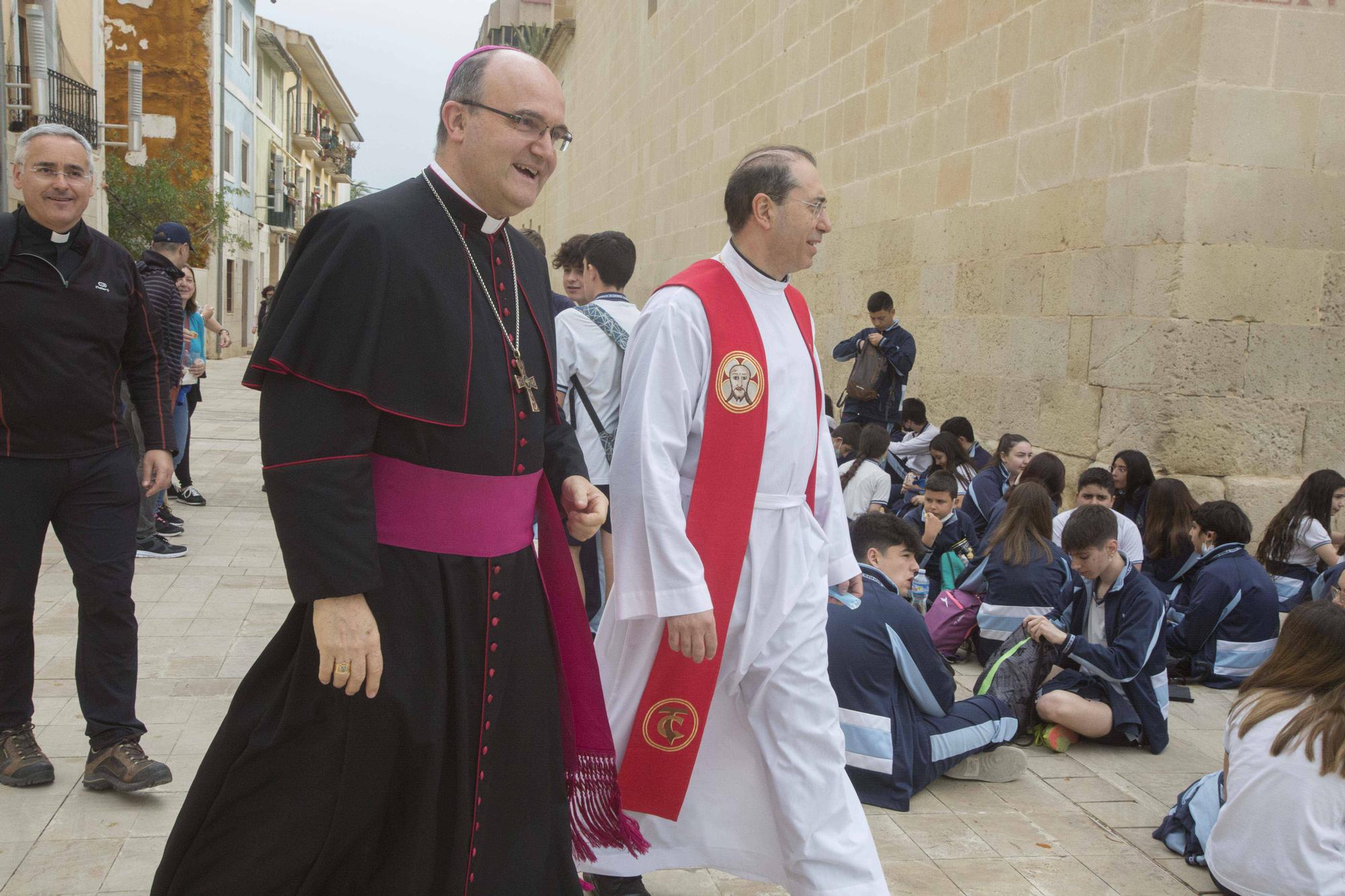 El obispo José Ignacio Munilla recibe a los niños en la Peregrina Escolar de Santa Faz