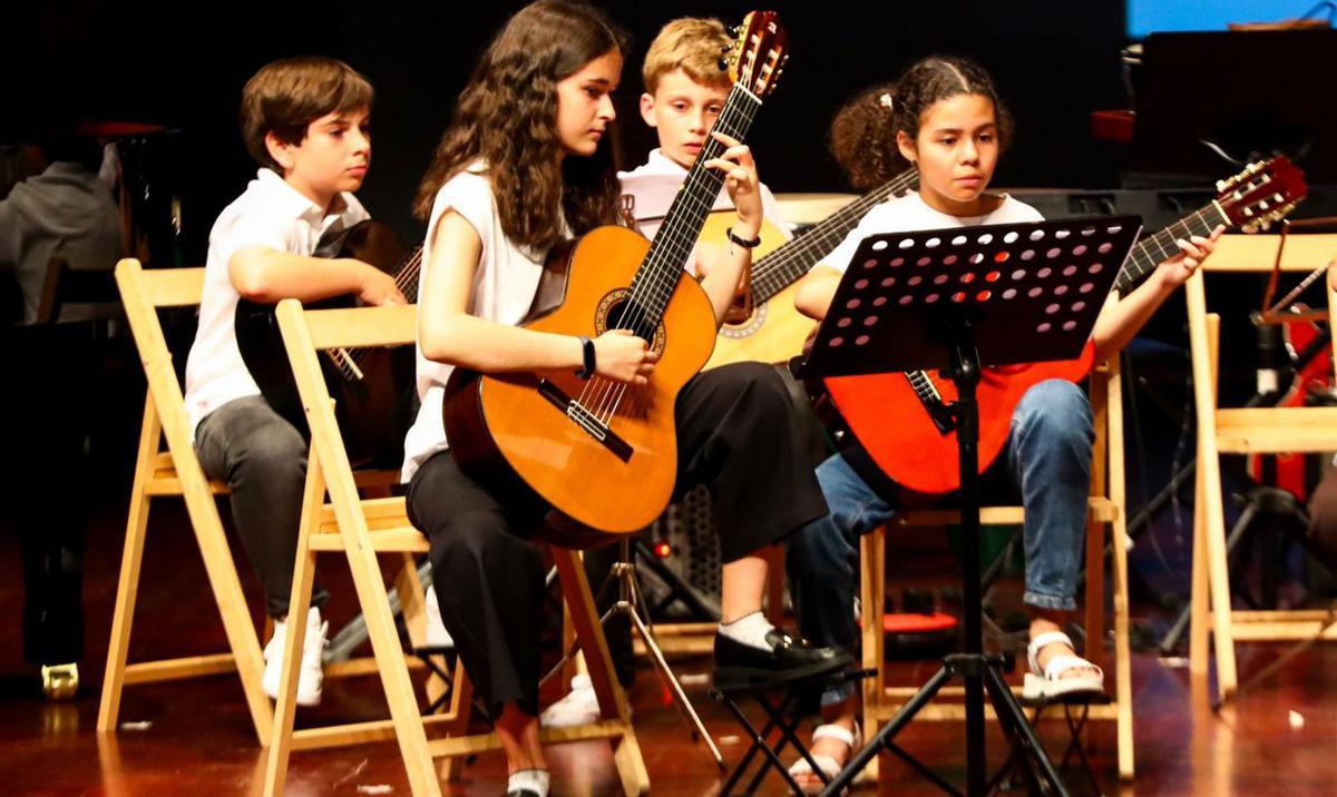 Uno de los grupos de alumnos durante su interpretación.  | // I. ABELLA
