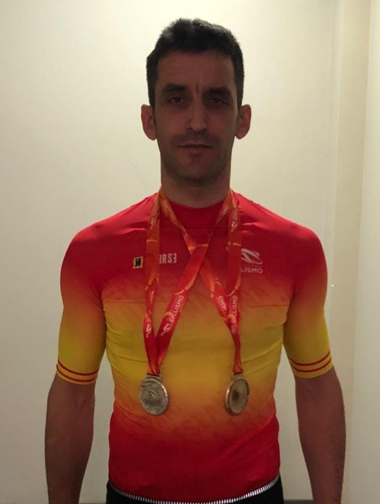 Andrés Calvete, con las medallas de oro y plata en el Campeonato de España de ciclocrós.