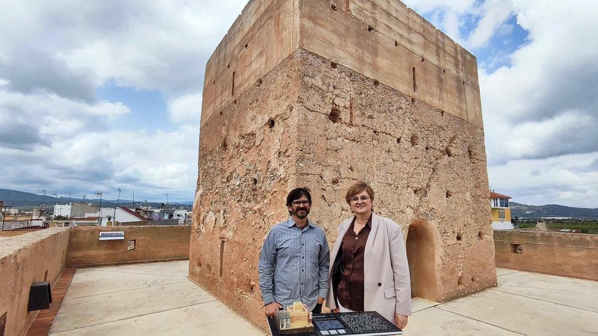 El alcalde de Alfarb y la presidenta de la Mancomunitat, con una reproducción, en la torre árabe.