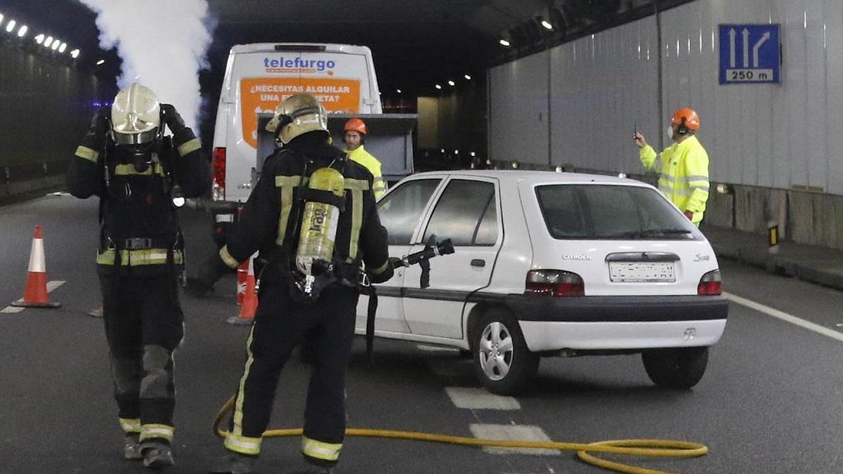 Los bomberos apagan el fuego de un coche que ha salido ardiendo en la autovía