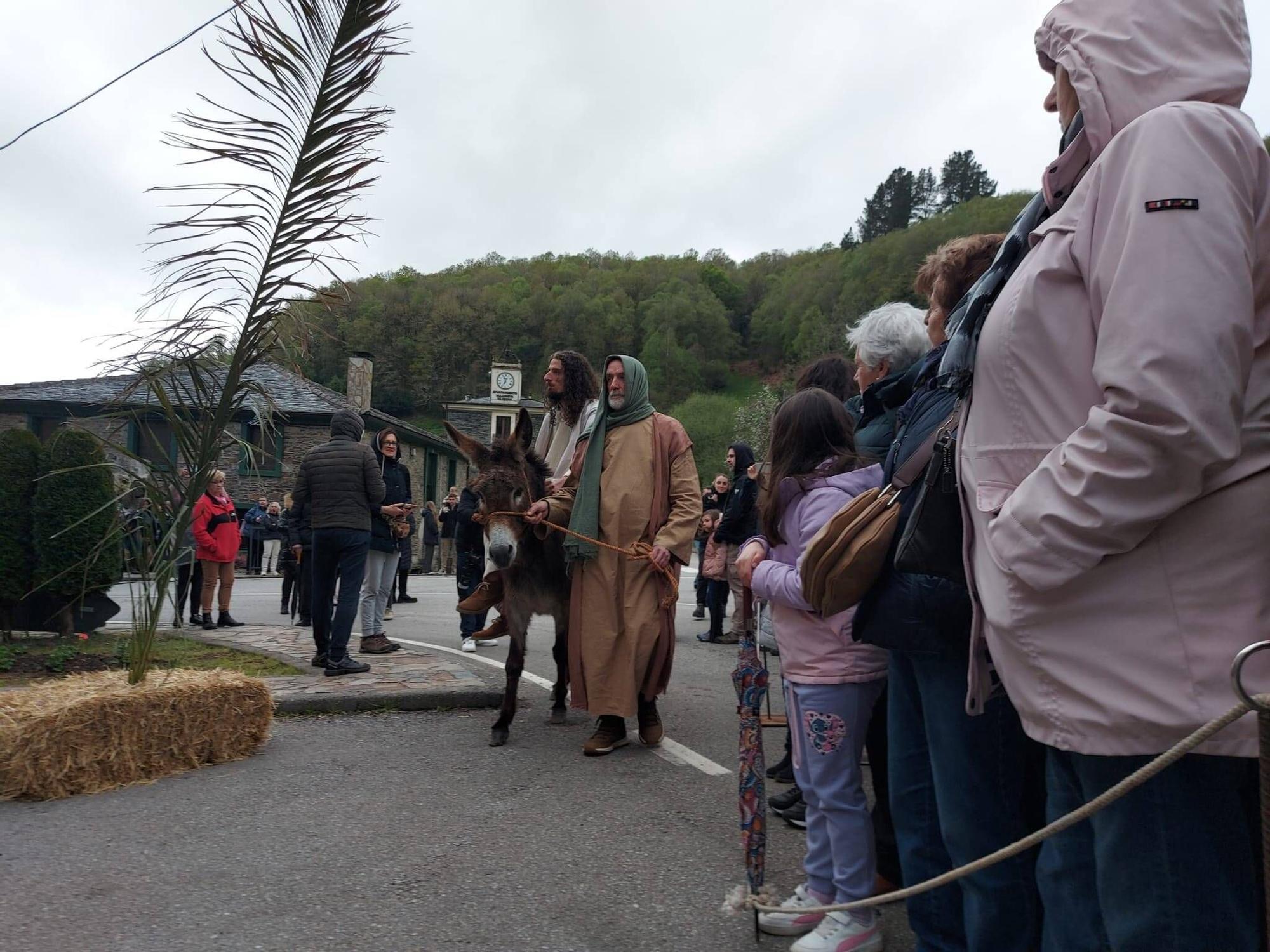 EN IMÁGENES | Vía crucis viviente en Villanueva de Oscos