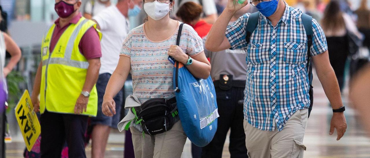 Dos turistas  en el aeropuerto de Tenerife Sur.