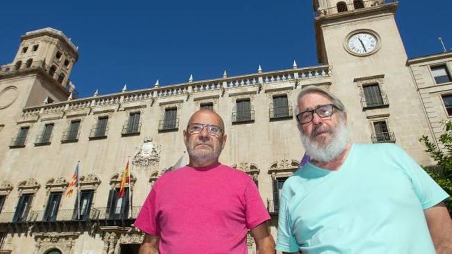 Antonio Cremades y Juan Francisco Olmos, ayer a las puertas del Ayuntamiento, donde oficializaron su relación hace doce años.