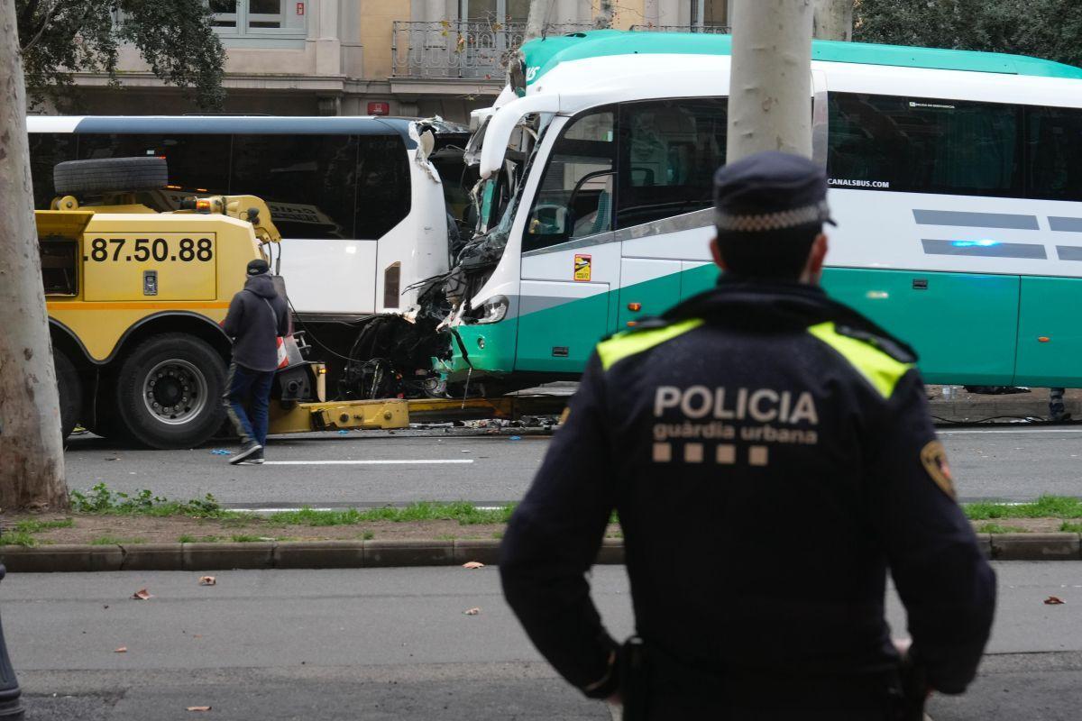 Choque de dos autocares en la Diagonal con una treintena de heridos