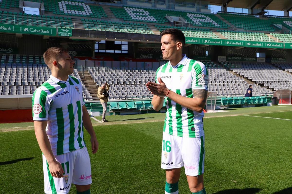 De izquierda a derecha: Álvaro Leiva y José Antonio Martínez en El Arcángel, durante su presentación.