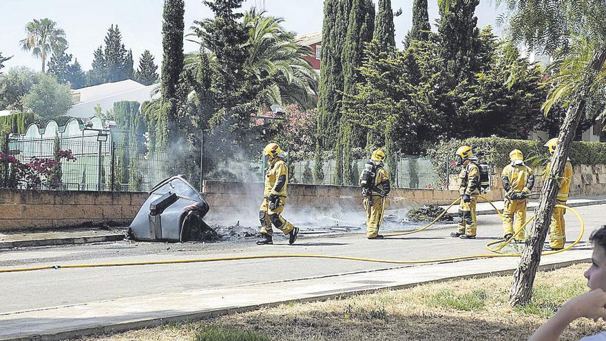 Incendian numerosos contenedores en dos puntos distantes de Palma