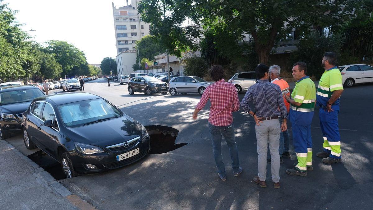 Un socavón de grandes dimensiones casi engulle un coche en Badajoz