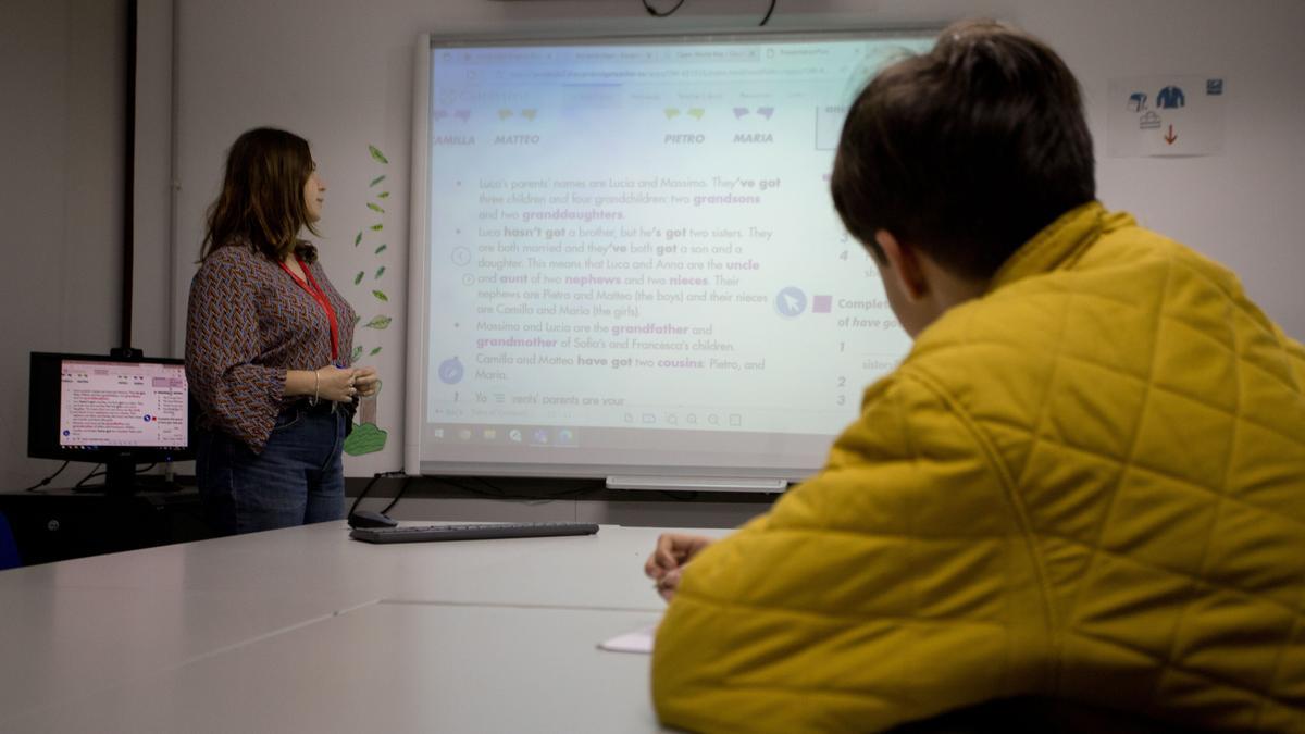 Un niño recibe una clase particular en la academia AIP Languaje InIstitute